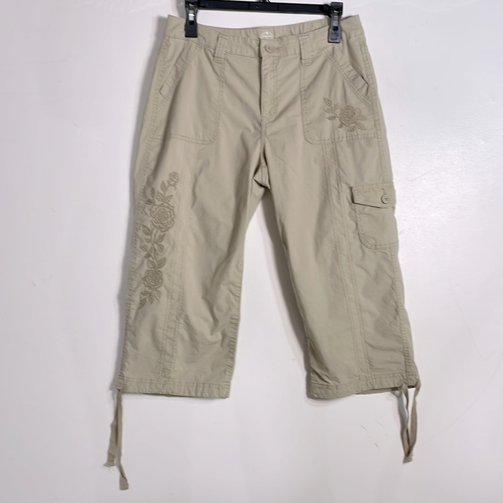St. John’s bay lightweight cargo floral embroidered capri pant khaki size 4